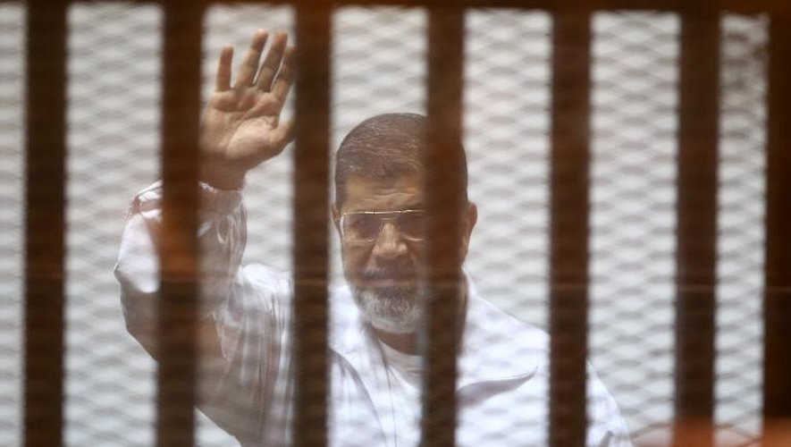 L'ancien président islamiste Mohamed Morsi lors de son procès le 7 décembre 2014 au Caire