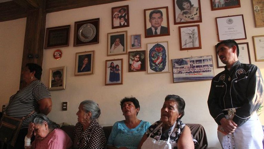 Des proches du Mexicain Edgar Tamayo Arias réunis au domicile de ses parents, le 22 janvier 2014 à Miacatlan, dans l'Etat de Morelos