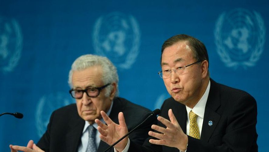 Le secrétaire général de l'ONU, Ban Ki-moon (d) et l'émissaire spécial pour la Syrie, Lakhdar Brahimi lors d'une conférence de presse sur la réunion Genève II sur la Syrie, le 22 janvier 2014 à Montreux