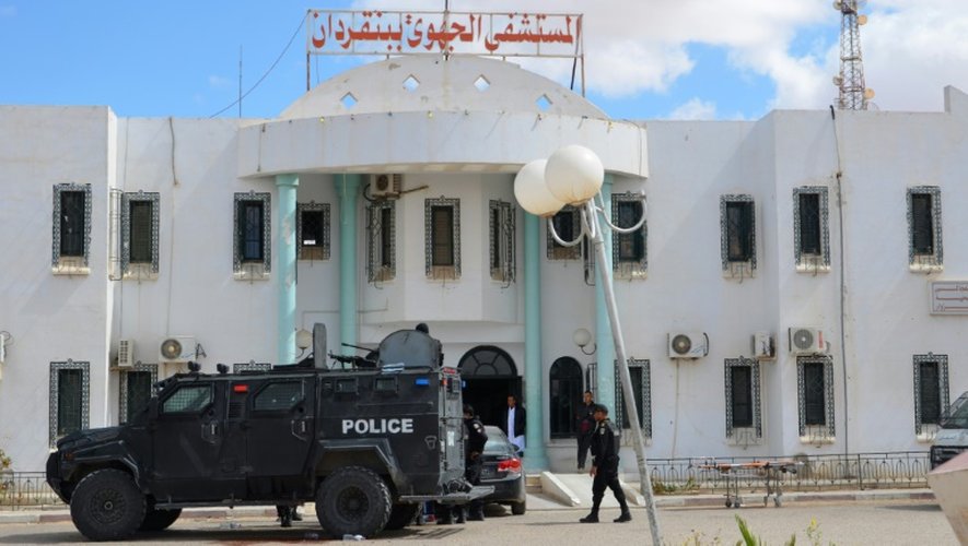 Les forces de l'ordre tunisiennes devant l'hôpital de Ber Guerdane, dans le sud-est du pays, près de la Libye, le 7 mars 2016