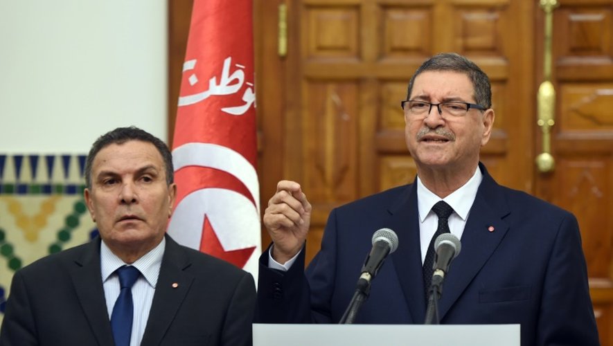Le Premier ministre tunisien, Habib Essid (d), et le ministre de l'Intérieur, Farhat Horchani, le 8 mars 2016 à Tunis, au lendemain des attaques à à Ben Guerdane, tout près de la Libye