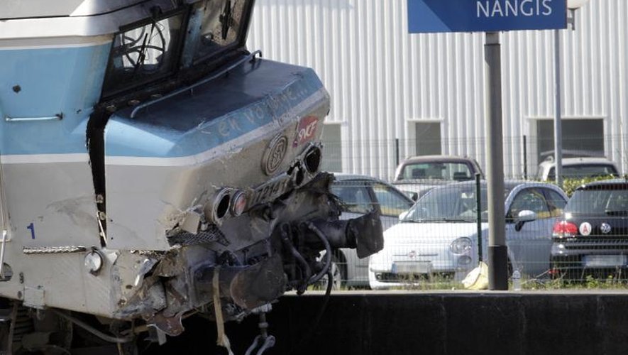 Photo partielle du train après sa collision avec un camion à hauteur d'un passage à niveau à Nangis, le 21 avril 2015