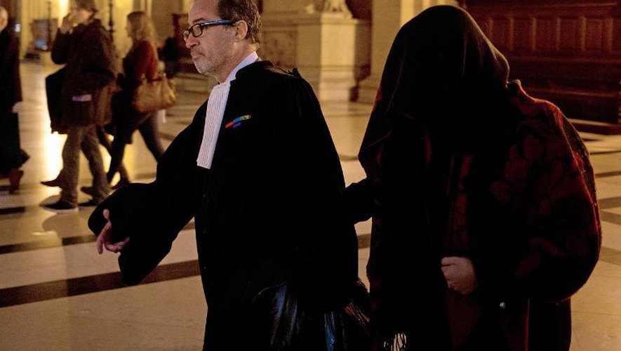 Fatima Tahrour accompagnée de son avocat Philippe Blanchetier, arrive, la tête recouverte, le 14 novembre 2013 au palais de justice de Paris