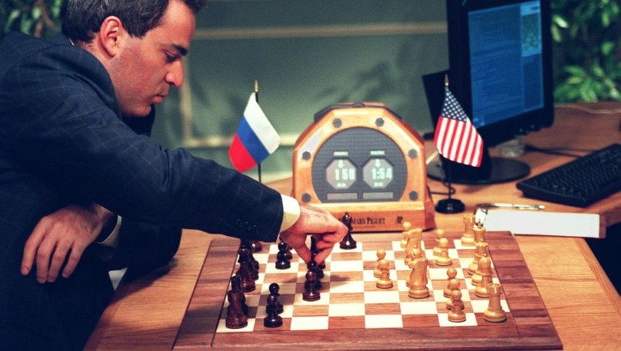 Le champion d'échecs mondial Garry Kasparov lors d'une combat contre l'ordinateur Deep Blue le 7 mai 1997 à New York