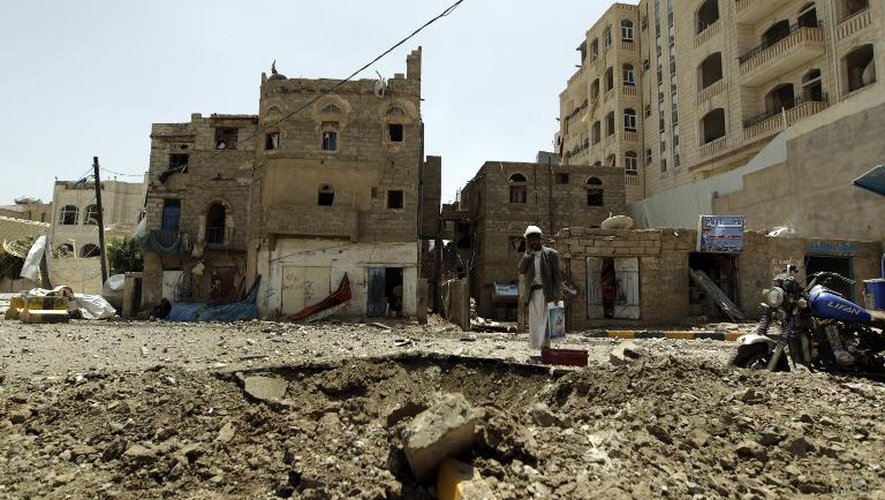 Un homme au milieu des ruines après un bombardement le 20 avril 2015 à Attan, une colline surplombant le sud de Sana