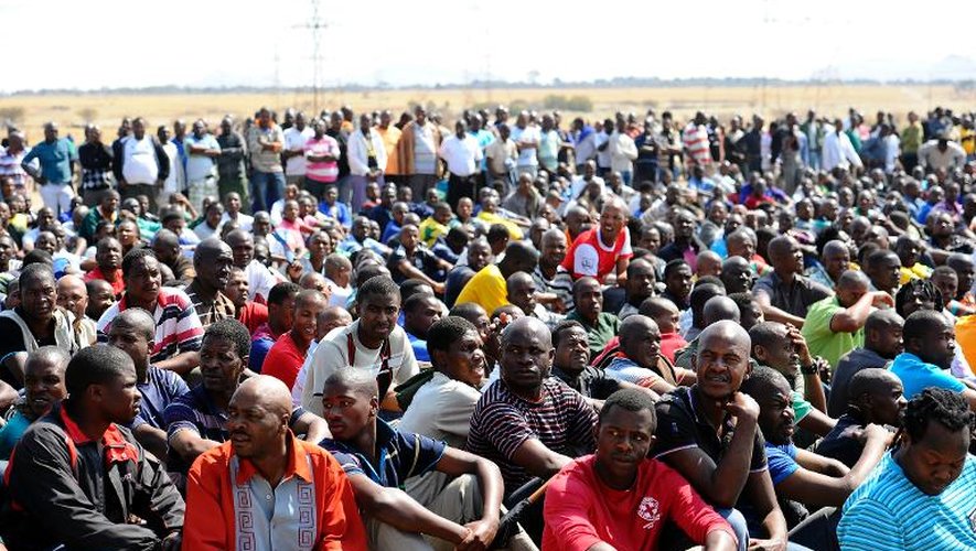 Des mineurs en grève sur le site de la mine de platine de Marikana, le 20 août 2012