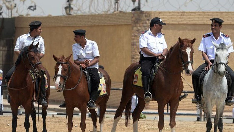 Forces de sécurité déployées le 21 avril 2015 devant l'académie de police du Caire