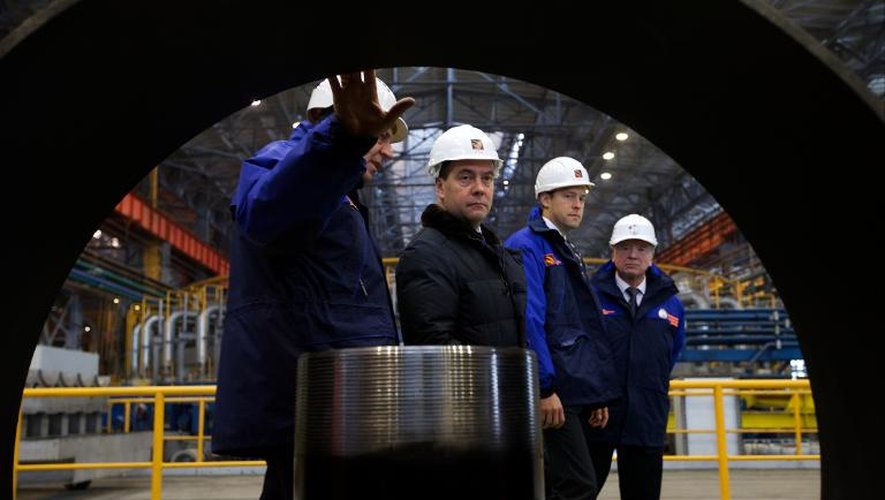 Le premier ministre Dimitri Medvedev (2e g) visite l'usine de tubes d'acier Seversky, premier fabricant russe de pipelines pour l'industrie pétrolière et gazière, le 14 octobre 2014 dans la ville de Polevskoï, dans les Ourals
