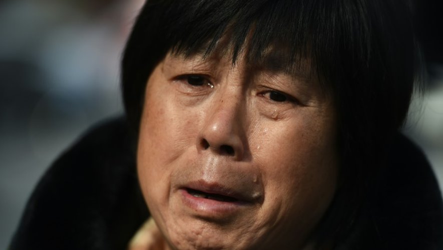 La parente d'un passager du vol MH370 de la Malaysia Airlines, disparu il y a deux ans, pleure lors d'un rassemblement des familles, le 8 mars 2016 à Pékin