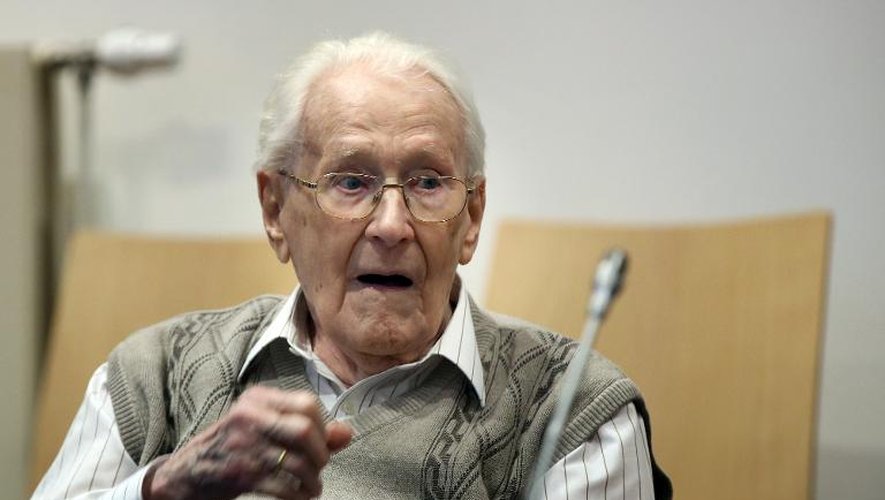 Oskar Gröning, l'ancien comptable d'Auschwitz, lors de son procès le 21 avril 2015 à Lunenbourg