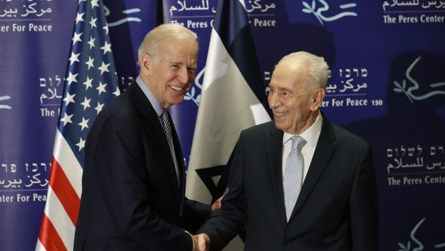 Le vice-président américain Joe Biden et l'ancien président israélien Shimon Peres le 8 mars 2016 à Tel Aviv