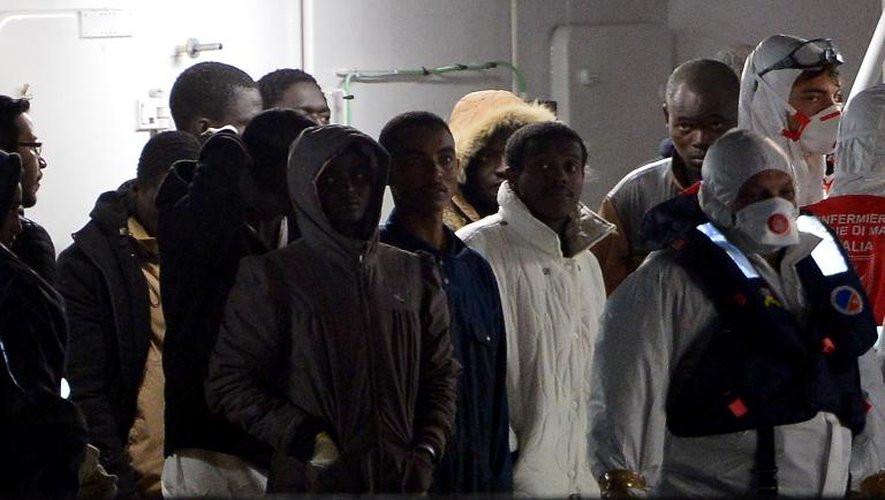 Des naufragés migrants à leur arrivée le 20 avril 2015 dans le port de Catane