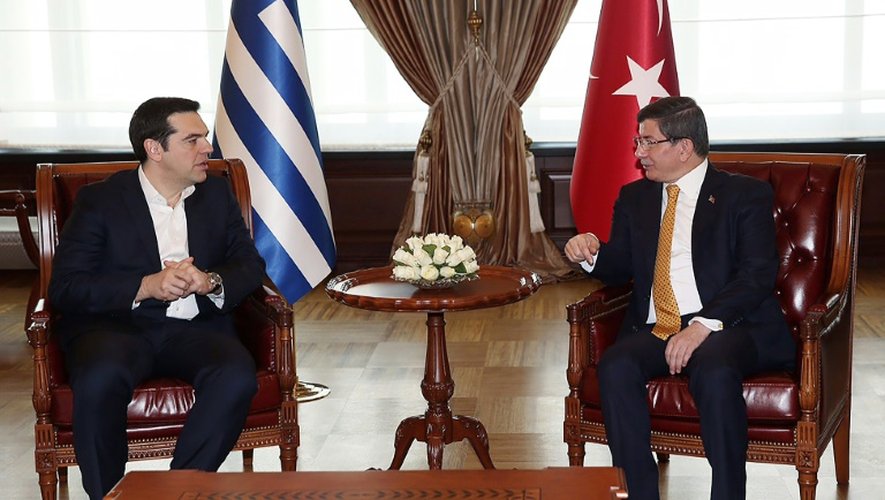 Photo fournie par le Bureau de presse du Premier ministre turc de Premier ministre grec Alexis Tsipraset de son homologue Ahmet Davutoglu le 8 mars 2016 à Izmir