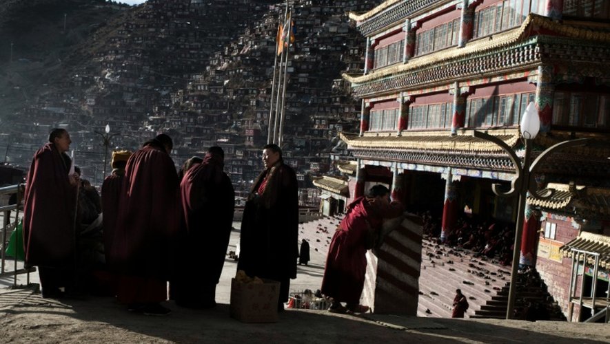Des moniales tibétaines devant l'Institut bouddhiste de Larung Gar, à Sertar en Chine, le 8 décembre 2015