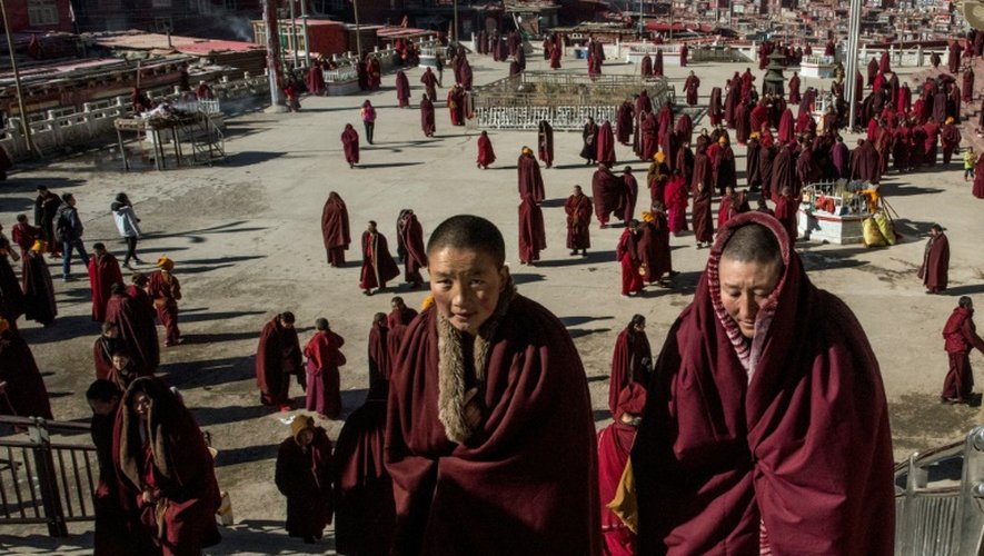 Des moniales bouddhistes tibétaines quittent le monastère après la prière, à l'Institut bouddhiste de Larung Gar à Sertar, dans la province chinoise du Sichuan, le 8 décembre 2015