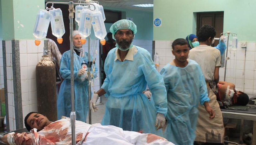 Un yéménite blessé est soigné à l'hôpital République d'Aden, le 26 mars 2015, en présence de membres de la Croix rouge