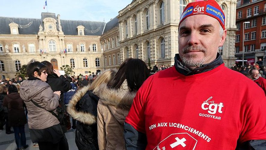 Un employé de Goodyear Amiens-Nord devant la mairie d'Amiens le 18 janvier 2014