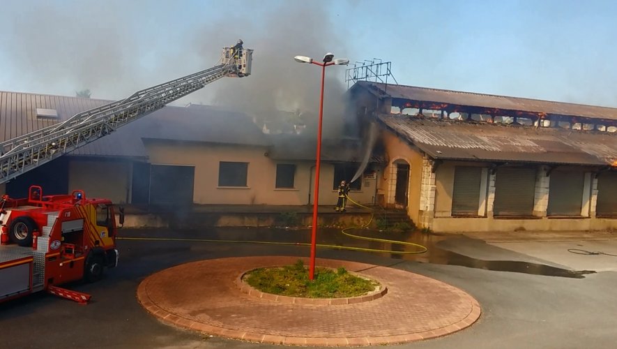 Les flammes ont ravagé les locaux de 1000 m² appartenant à la SNCF.