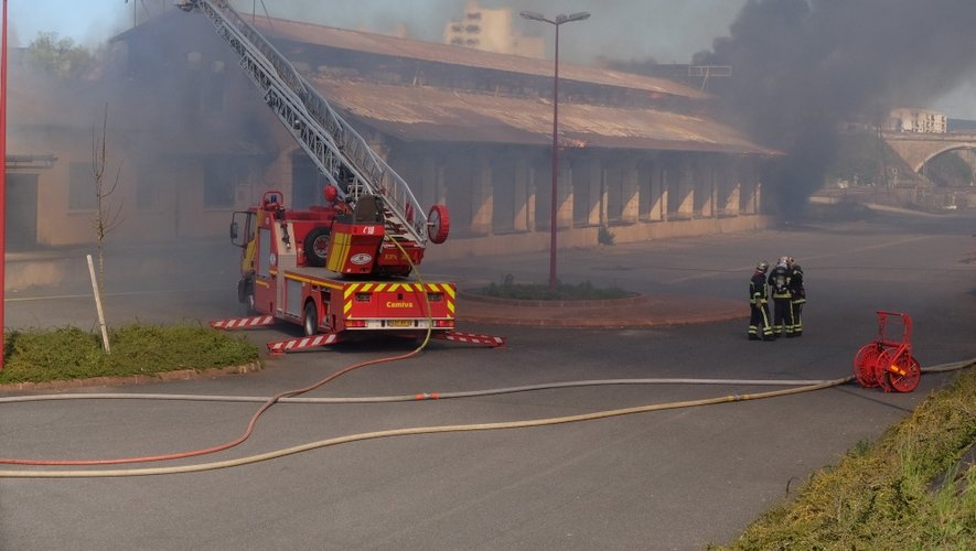 Les flammes ont ravagé les locaux historiques du Sernam de 1000 m² appartenant à la SNCF.