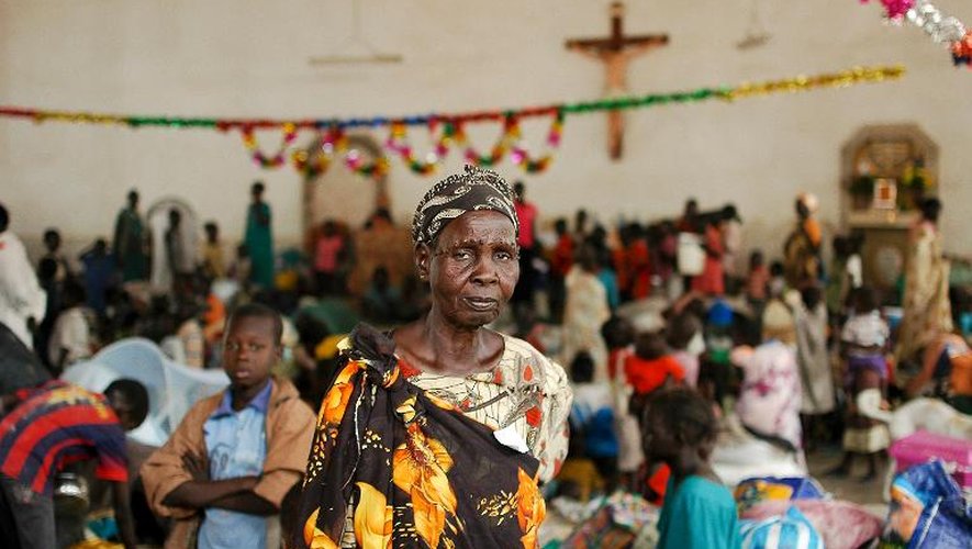 Des réfugiés soudanais trouvent refuge dans l'église catholique de Malakal le 21 janvier 2014, pour fuir les combats entre les rebelles et les forces du gouvernement