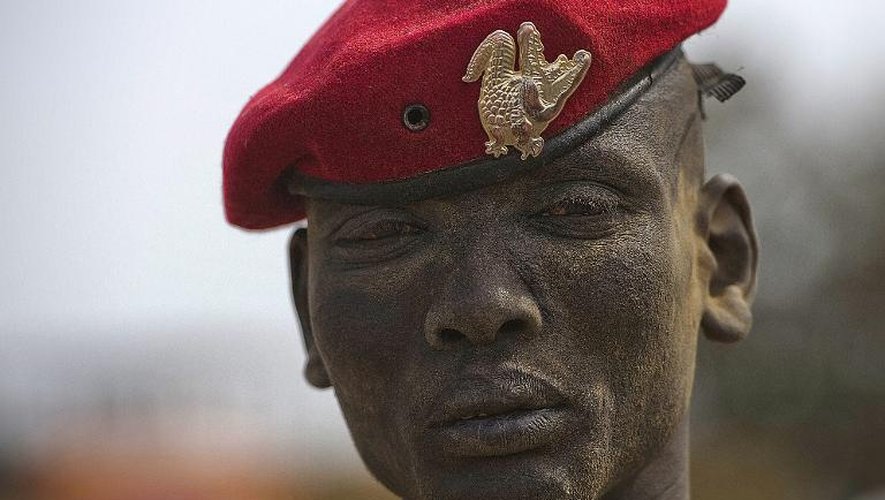 Un soldat de la SPLA patrouille dans la ville de Malakal, reprise aux rebelles, le 21 janvier 2014