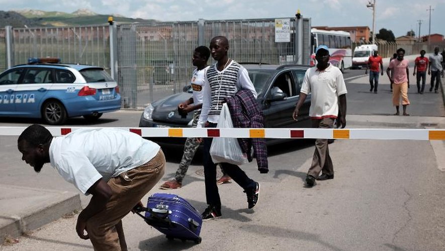 Des migrants quittent le 21 avril 2015 le Centre d'accueil pour demandeurs d'asile (Cara) de Mineo, dans l'est de la Sicile