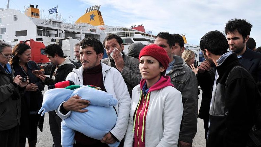 Vue générale à l'arrivée au port du Pirée jeudi 24 janvier 2014 de migrants rescapés d'un naufrage en mer Egée au large de l'île de Farmakonisi, à quelques kilomètres des côtes turques