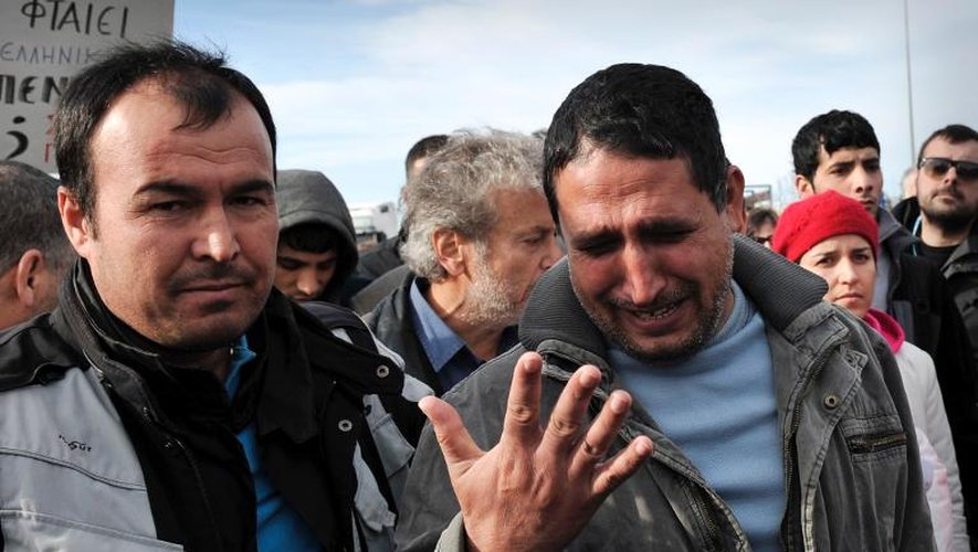 Un migrant qui a survécu à un naufrage en mer près de l'île grecque de Farmakonisi en mer Egée, après avoir perdu cinq membres de sa famille, photographié à son arrivée au port du Pirée le 23 janvier 2014.
