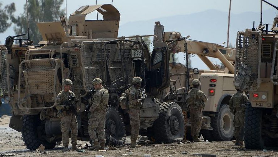 Des soldats américains sur le site d'un attentat suicide le 10 avril 2015 à Jalalabad