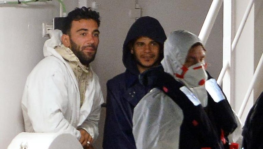Le commandant du chalutier Ali Malek et un membre d'équipage Mahmud Bikhit le 20 avril 2015 à bord du bateau les conduisant à Malte