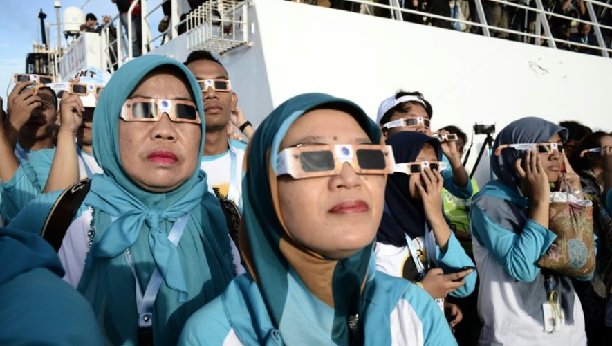 Des passagers du navire de croisière KM Kelud près de l'île de Belitung en Indonésie regardent une éclipse totale du soleil le 9 mars 2016