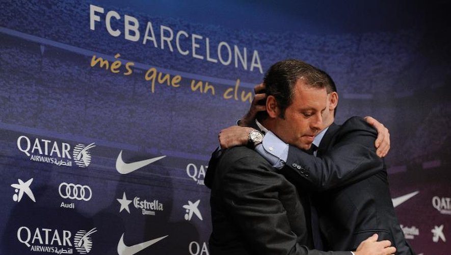 Le président du FC Barcelone, Sandra Rosell (g), impliqué dans le tranfert douteux de Neymar, annonce sa démission le 23 janvier 2014 à Barcelone