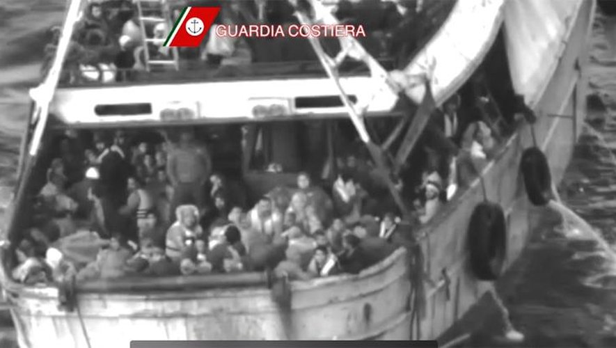 Capture d'écran d'une vidéo des garde-côtes italiens montrant des migrants à bord d'un canot pneumatique le 21 avril 2015 au large de la Calabre