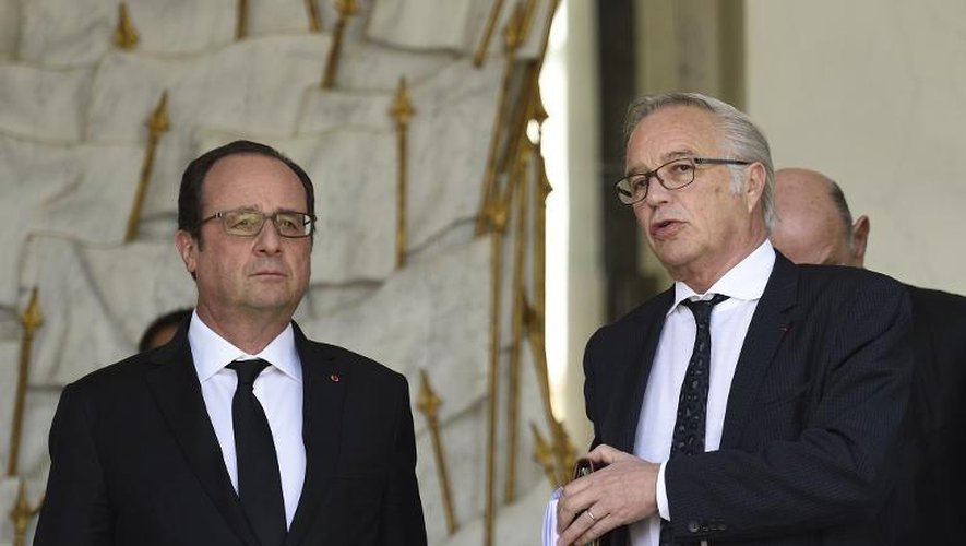 Le président François Hollande et le ministre du Travail François Rebsamen à l'issue du Conseil des ministres le 15 avril 2015 à l'Elysée à Paris
