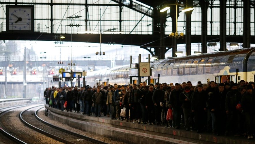 Des passagers attendent sur un quai bondé de la gare Saint-Lazare à Paris le 9 mars 2016