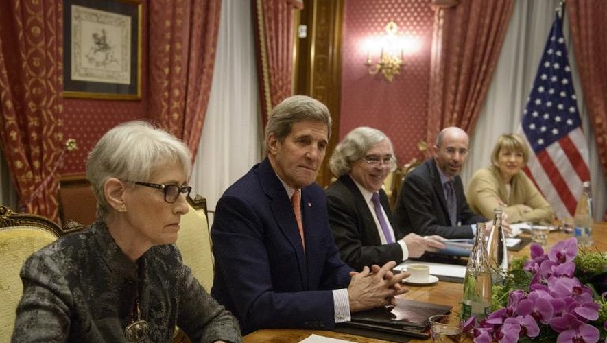 Le secrétaire d'Etat américain John Kerry (G) à la table des négociations sur le nucléaire iranien le 28 mars 2015 à Lausanne