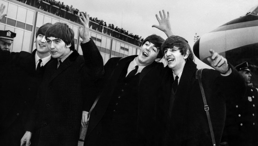 The Beatles arrivent à l'aéroport J.F. Kennedy à New York, où ils sont accueillis par une foule de fans, le 7 février 1964