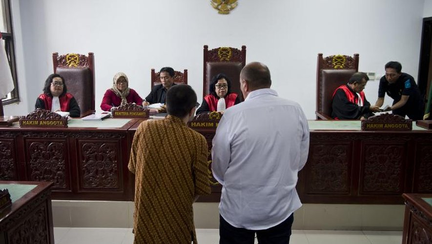 Serge Atlaoui (D) et son interprète devant les juges au tribunal le 1er avril 2015 à Tangerand près de Jakarta