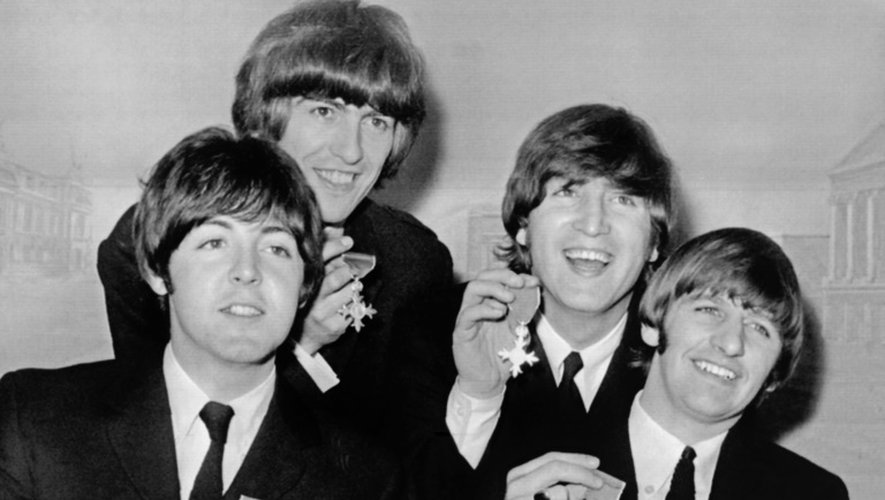 The Beatles après avoir été décorés par la reine Elizabeth à Buckingham Palace à Londres le 26 octobre 1965