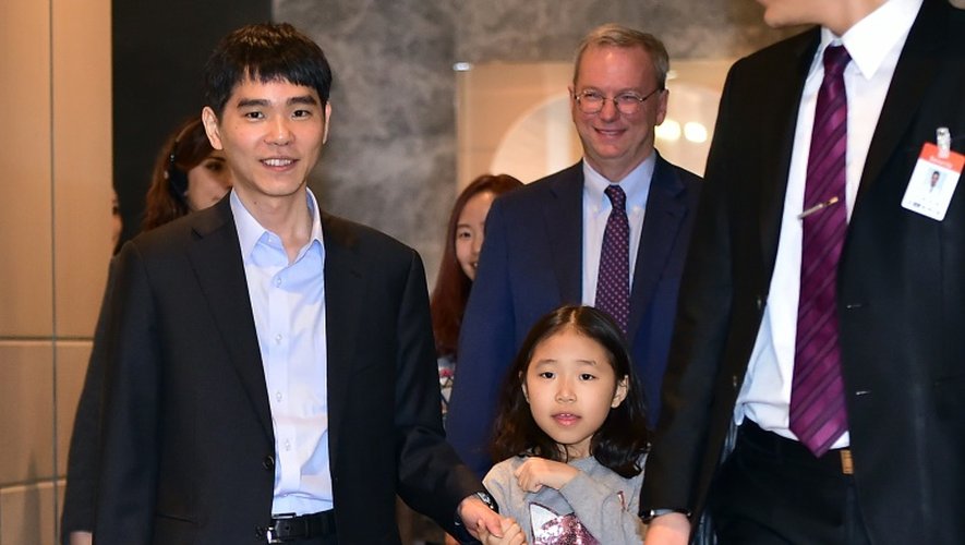 Lee Se-Dol, joueur de go légendaire en Corée du Sud, avec sa fille, le 9 mars 2016 avant le Google DeepMind Challenge à Séoul