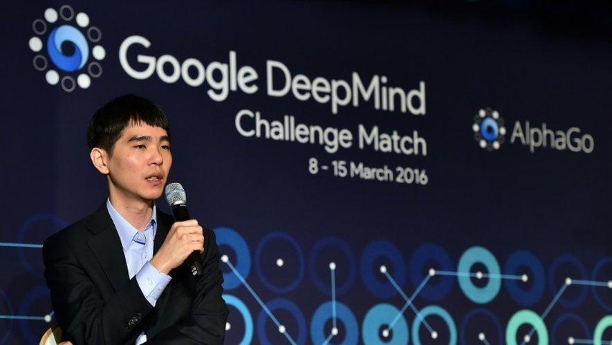 Lee Se-Dol, le champion de monde de jeu de go s'exprime devant la presse à l'issue de la première manche perdue contre l'ordinateur de Google AlphaGo, le 9 mars 2016