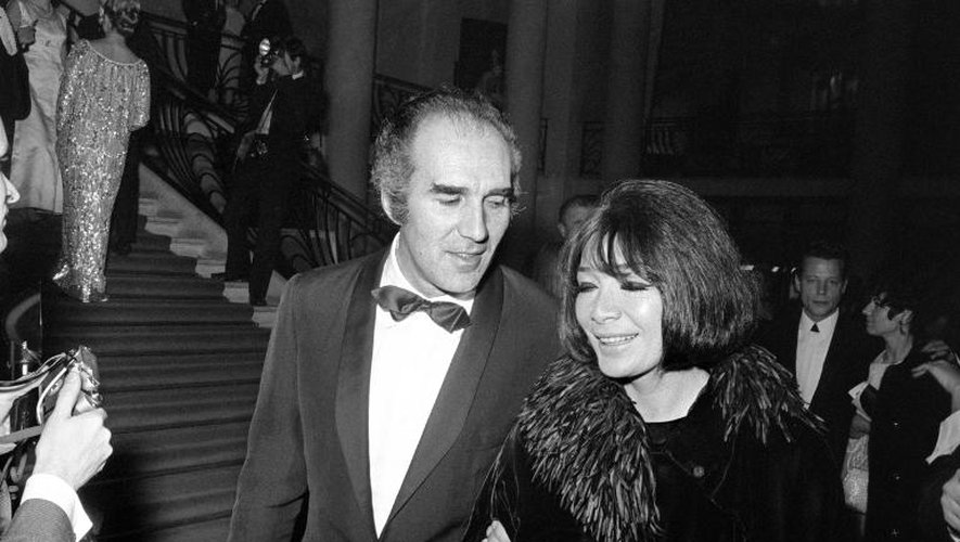 Michel Piccoli et Juliette Gréco discutent lors d'une sortie au théatre, en octobre 1967 à Paris