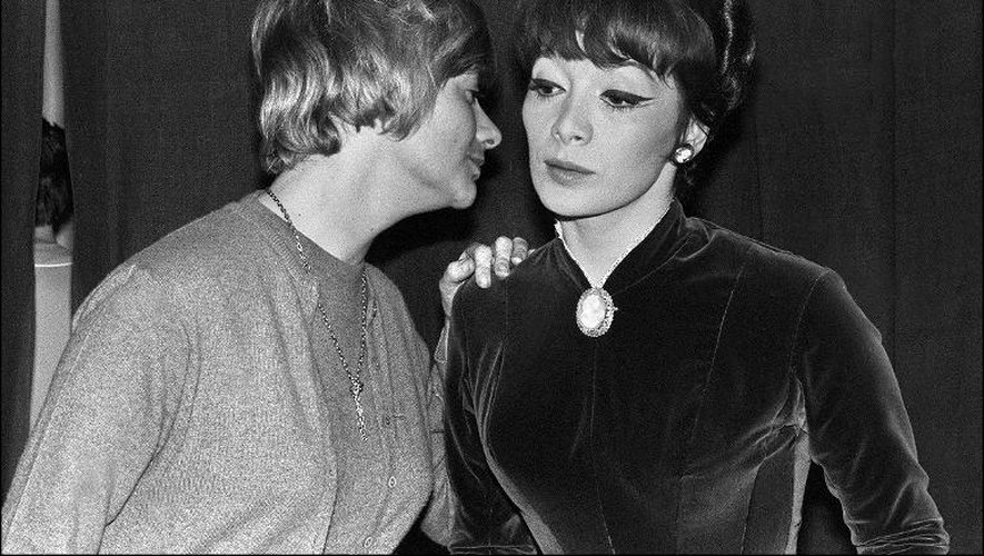 Françoise Sagan se penche vers Juliette Gréco, l'une des interprètes de sa piéce "Bonheur Impair et Passe" au théâtre Edouard VII à Paris, le 12 janvier 1964