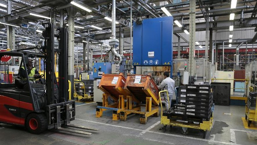 Des employés travaillent dans l'usine PSA de Saint-Ouen, le 24 janvier 2014