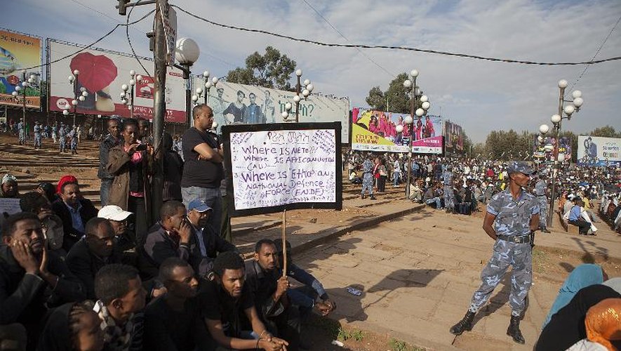 Manifestants face aux forces de l'ordre le 22 avril 2015 à Addis Abeba