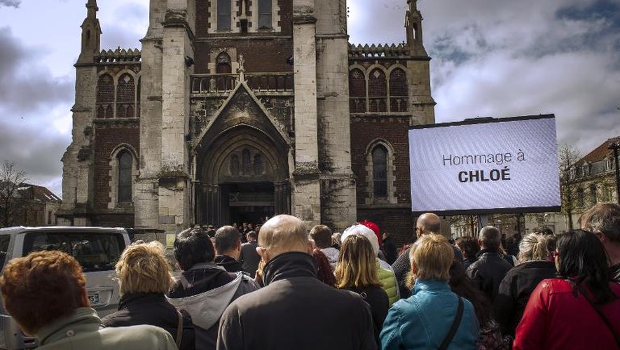 La foule se recueille devant l'église Saint-Pierre de Calais, le 22 avril 2015, lors des funérailles de la petite Chloé