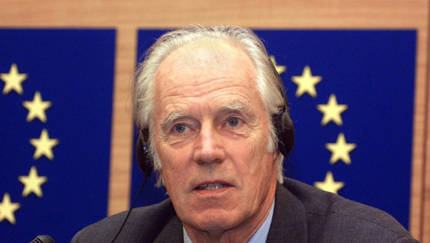 Le producteur britannique George Martin, lors d'une conférence de presse au Parlement européen à Strasbourg, le 13 février 2001
