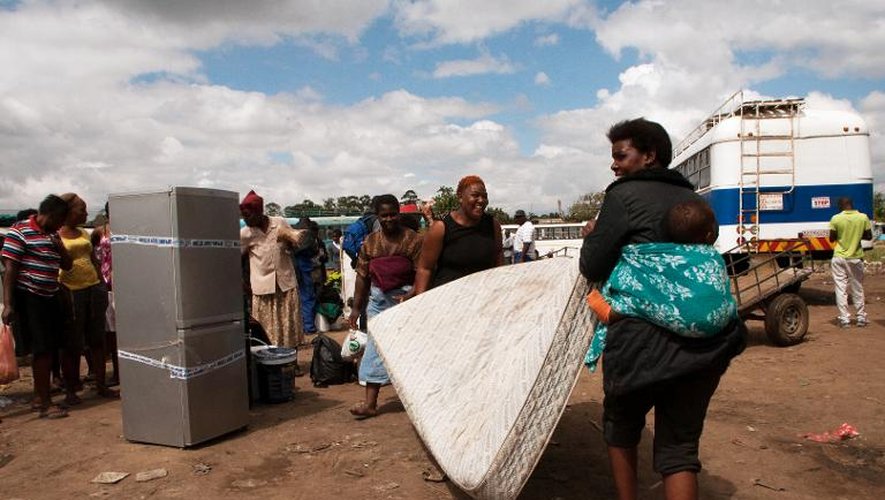 Des immigrés zimbabwéens récupèrent leurs affaires à leur arrivée à Harare en Afrique du Sud après les attaques xénophobes dans le pays, le 22 avril 2015