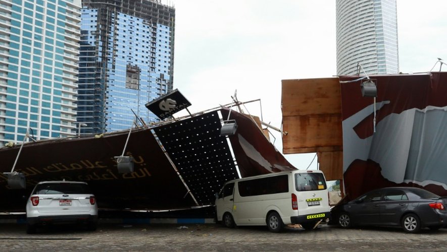 Des dégâts matériels après des intempéries à Abou Dhabi, le 9 mars 2016