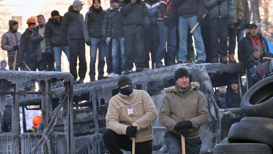 Des manifestants sur des barricades le 24 janvier 2014 à Kiev